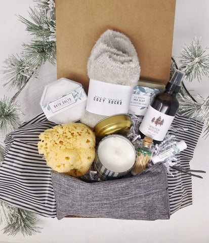 Spa Gift Set for Her, Candle and Cosmetic Bag, Self Care Package for women. Christmas, Holidays, Birthday gift for Mom, Friend, Bestie